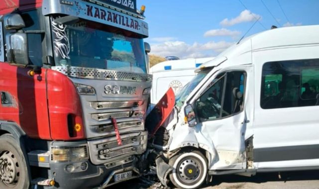 İşçi servisi, tıra çarptı: 14 yaralı