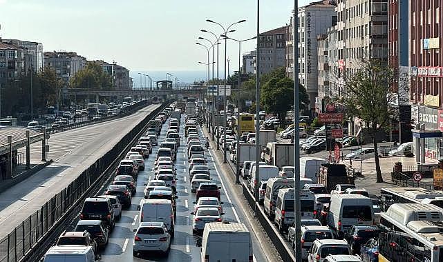 İstanbul'da metrobüs hattındaki yol çalışması trafik yoğunluğu oluşturdu