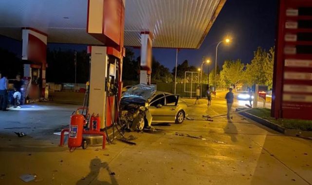 Kontrolden çıkan otomobilin benzin istasyonuna daldığı anlar kamerada
