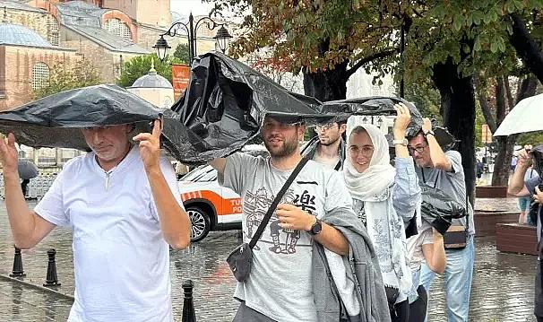 Meteoroloji uyarmıştı! Şiddetli yağış İstanbullulara zor anlar yaşattı