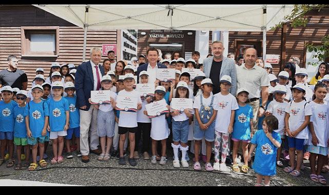 Osmangazi’nin yüzme kurslarında 6 bin öğrenci yüzme öğrendi