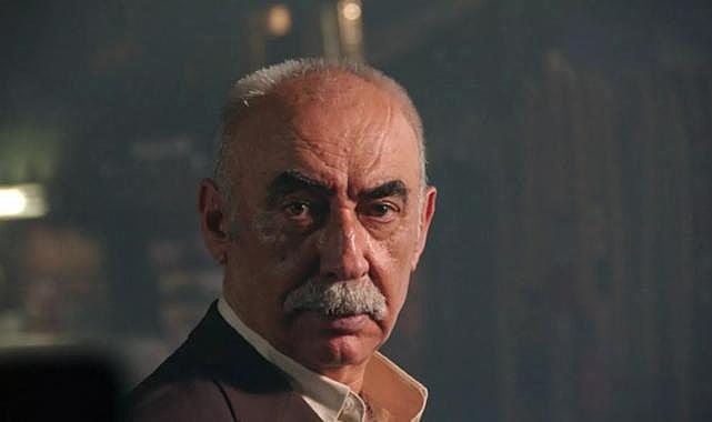 Şener Şen’in oyununa saldırı: Cam şişeler fırlatıldı, seyirciler panik yaşadı
