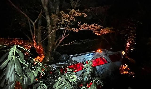 Virajı alamayan minibüs uçuruma devrildi: 6 yaralı