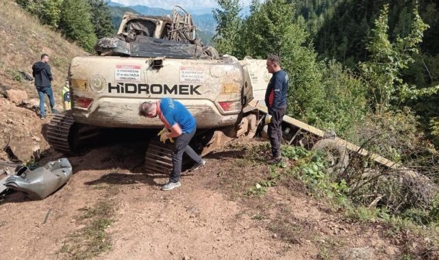 Artvin'de iş makinesi taşıyan kamyon uçuruma devrildi: 2 öldü