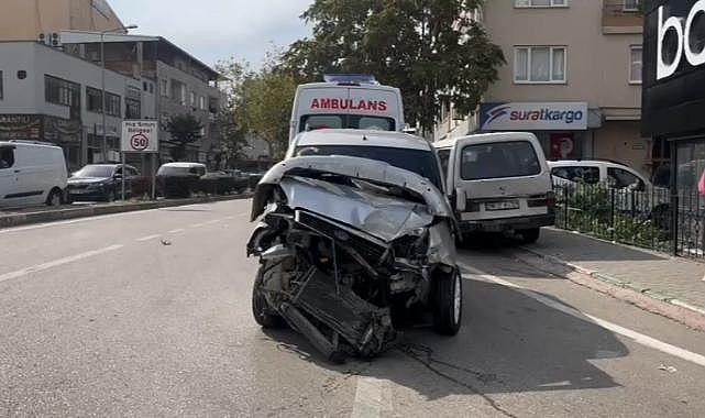Bursa'da ambulans hafif ticari otomobil ile kafa kafaya çarpıştı