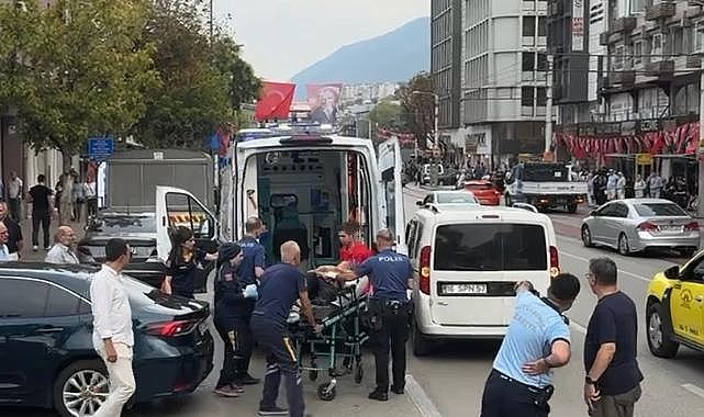 Bursa'da cadde üzerinde defalarca kendini bıçakladı