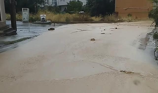 Bursa'da sağanak yağış cadde ve sokakları göle çevirdi, evleri su bastı!
