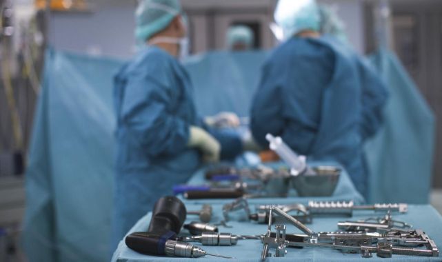 Cerrahın çocuğu ameliyata girdi, hastanın kafatasına delik açtı