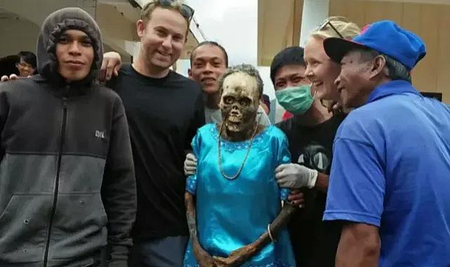 Endonezya'daki Torajan kabilesinin şaşırtıcı geleneği: Ölmüş akrabalarını mezardan çıkarıp fotoğraf çekiyorlar