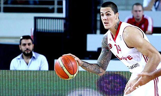 Eski milli basketbolcu İlkan Karaman, kaldırımdayken alkollü bir sürücünün çarpması sonucu hayatını kaybetti