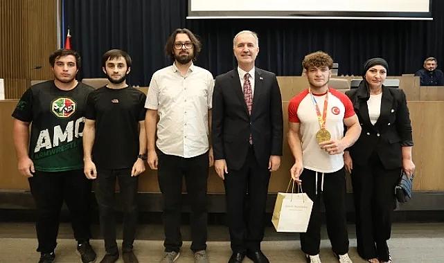 İnegöllü şampiyonlar belediye meclisinde ödüllendirildi