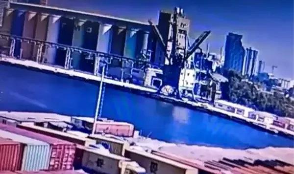 İzmir'de feci kaza! Manevra yaptığı sırada denize düştü