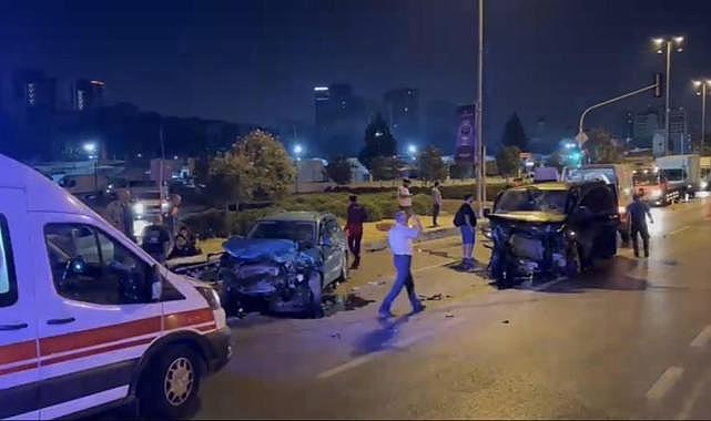 Kırmızı ışıkta geçen minibüs otomobiller çarpıştı: 3 yaralı