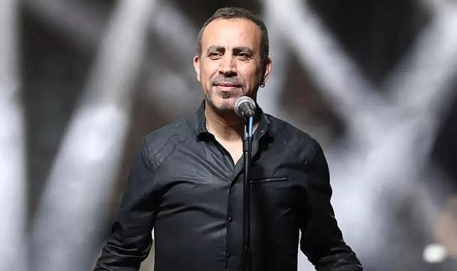 Konserinde kağıt helvacının satış yapamadığını fark eden Haluk Levent tezgahın başına kendi geçti