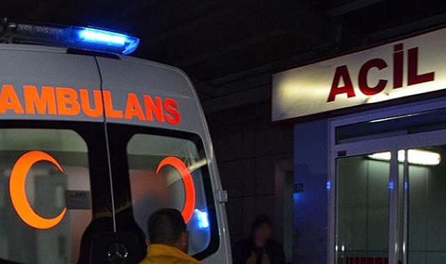 Kontrolden çıkan otomobil kahvehaneye girdi: 3 yaralı