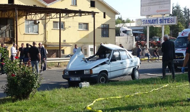 Kütahya'da servis aracı otomobile çarptı: 1 ölü, 9 yaralı
