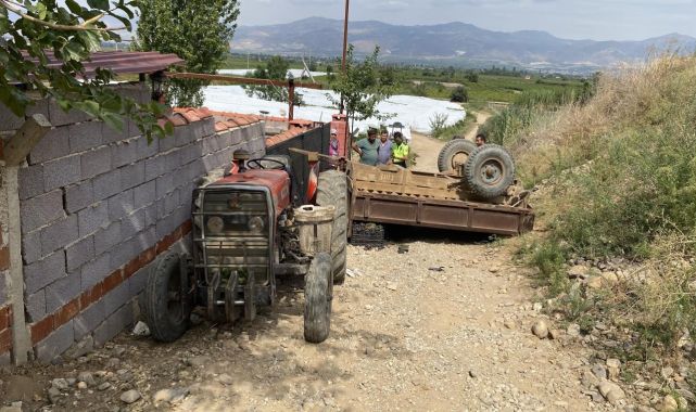 Manisa'da traktör römorku devrildi: 11 yaralı