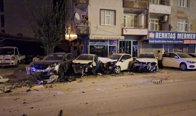 Sarhoş sürücü 5 araca zarar verdi