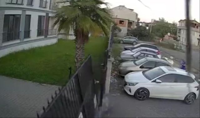 Sürgülü kapı çocuğun üzerine devrildi