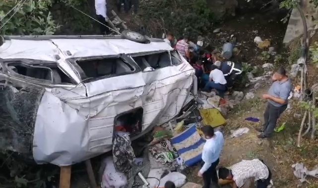 Tokat'ta fındık işçilerini taşıyan minibüs devrildi