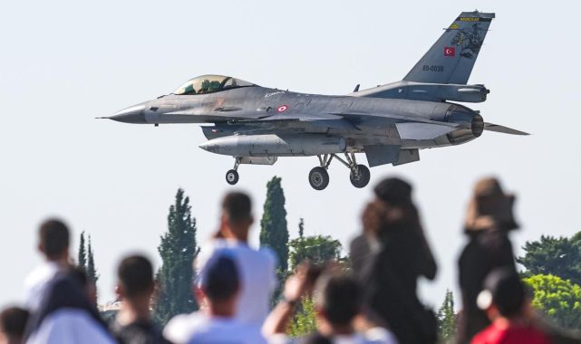 Alper Gezeravcı, F16 ile Adana semalarında süzüldü, nefesleri kesti
