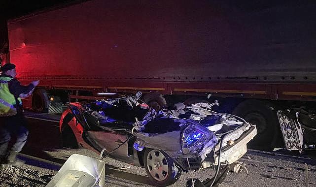 Amasya’da lastiği patlayan tıra çarpan otomobilin sürücüsü hayatını kaybetti