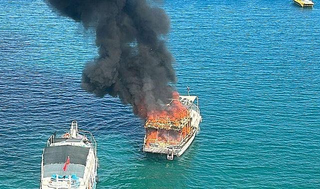 Antalya'da tur teknesinde yangın: Sulara gömüldü