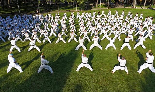 Bursa'da 240 kişilik karate şovu görsel şölen oluşturdu