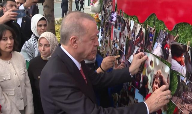 Cumhurbaşkanı Erdoğan Soykırımın Gölgesinde Bir Yıl panosunu ziyaret etti
