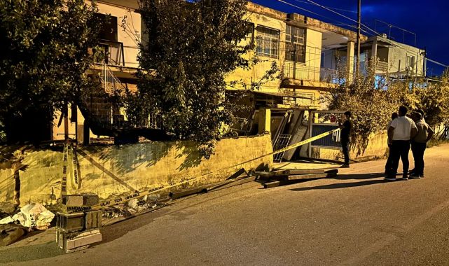 Hatay'da deprem hasarlı evin balkonu çöktü