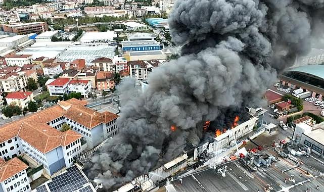 İstanbul'da depo yangını: Gökyüzü dumanlarla kaplandı