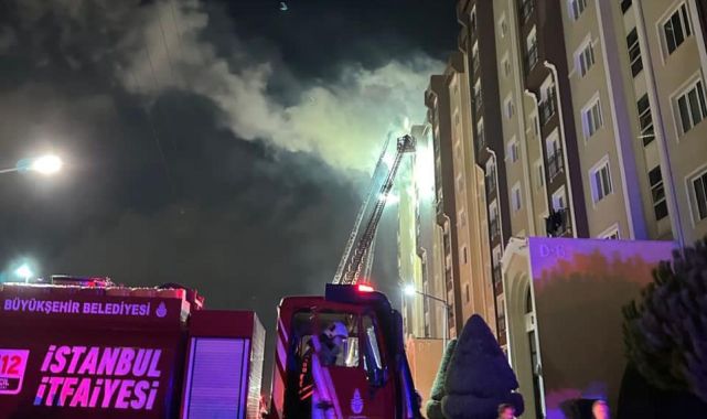 İstanbul'da 10 katlı binanın çatı katında yangın