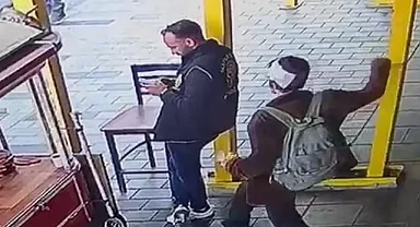 İstiklal Caddesi'nde bir polis boğazından bıçaklandı: Saldırgan yakalandı