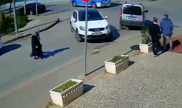 Kaldırıma çıkan araçtan kıl payı kurtuldular