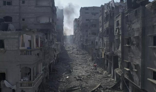 Katil İsrail ordusu, saldırılarını sürdürdüğü Gazze'de Filistinlilerin evlerini yaktı