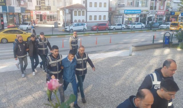 Kopyaladıkları otomobil ilanlarıyla 5 milyon lira dolandırmışlar