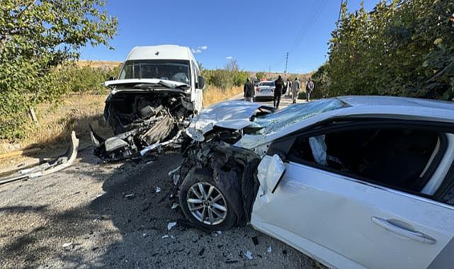 Otomobil ile öğrenci servisi çarpıştı: 2'si ağır 4 yaralı