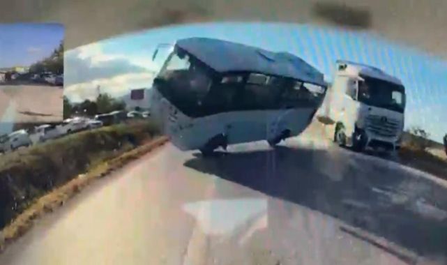 Tır minibüse arkadan çarptı