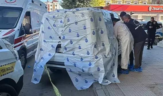 Adana’da Kan Donduran Olay: Genç Kadın Eski Sevgilisini Direksiyon Başında Öldürüp İntihar Etti