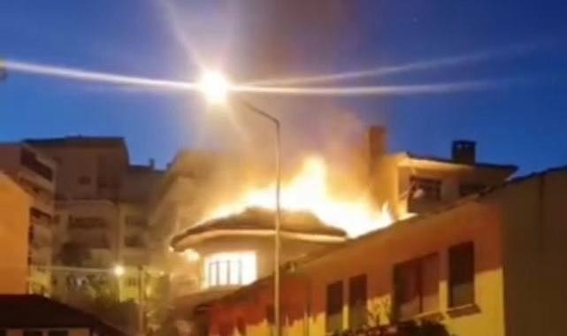 Bursa'da 2 katlı apartmanın 2. katı alev alev yandı