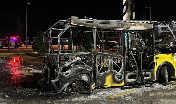 Bursa'da belediyeye ait yolcu minibüsü yandı
