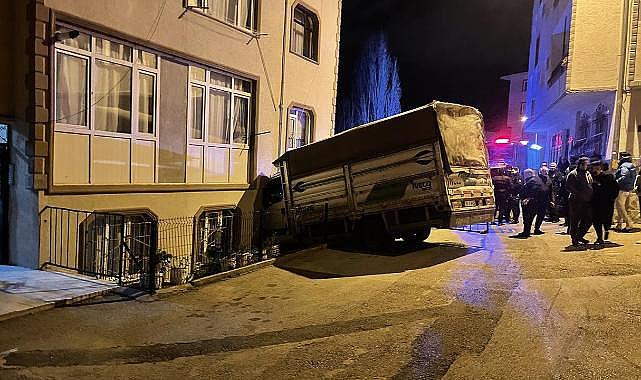 Bursa'da fırtınada sürüklenen kamyonet binaya çarptı