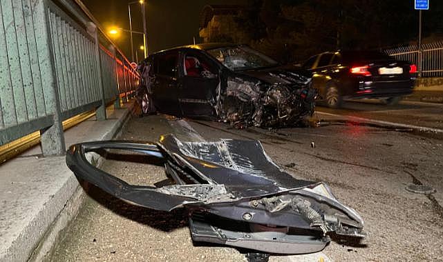 Bursa'da kontrolden çıkan otomobil bariyerlere çarptı