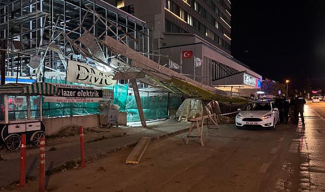 Bursa'da lodos: Ağaçlar, tabelalar ve inşaat iskelesi devrildi