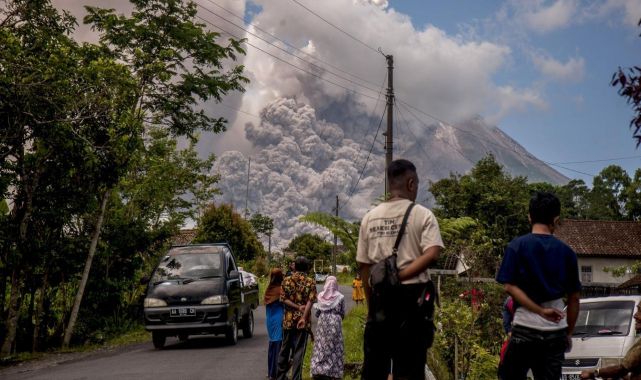 Endonezya'da yanardağdaki hareketlilik nedeniyle bazı Bali Adası uçuşları iptal edildi