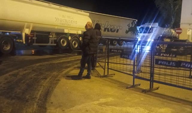 Feribot kuyruğundaki tankerden yüzlerce litre motorin yola aktı