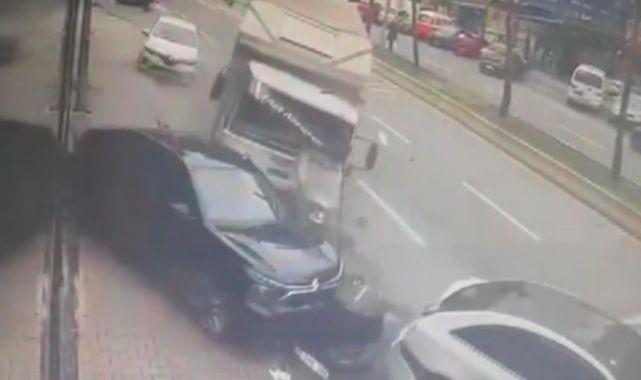 Freni boşalan kamyonet, park halindeki araçlara işte böyle çarptı