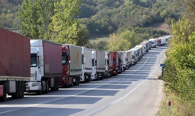 Gümrük sistemi güncellemesi yetişmedi: Tır ve kargo minibüsleri gümrük kapılarında kaldı