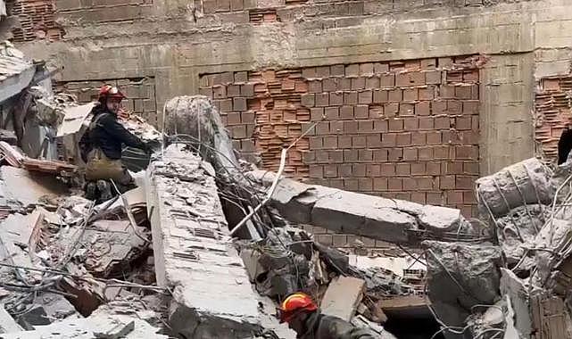 Güngören'de yıkım esnasında çöken binada 2 işçi göçük altında kaldı