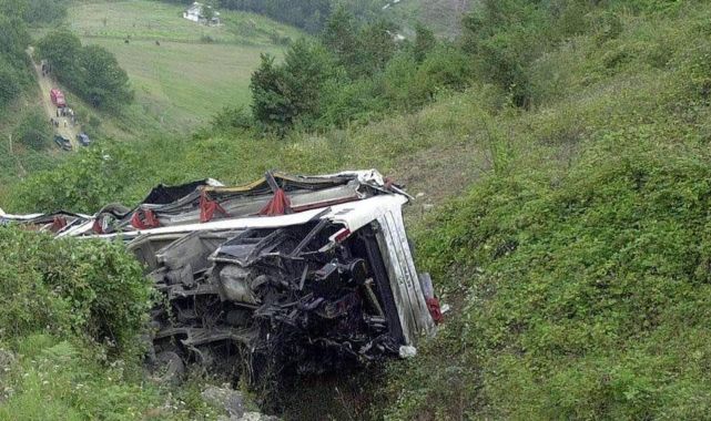 Hindistan'da otobüs vadiye düştü 36 kişi öldü
